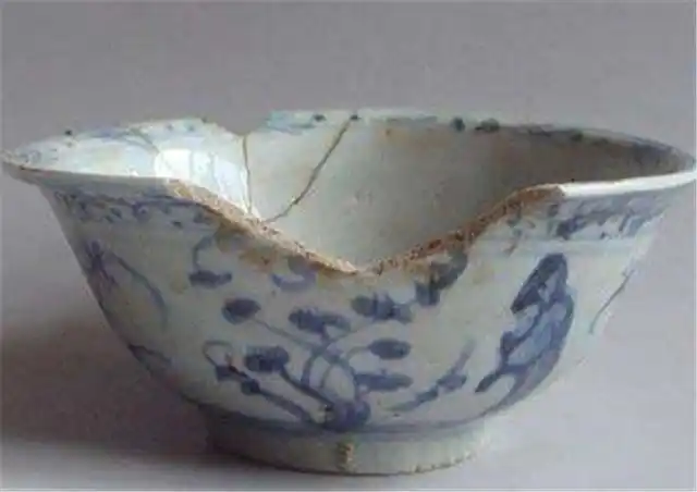 夫妻照顾老乞丐8年,老人死时给他们一只破碗,救了孩子的命