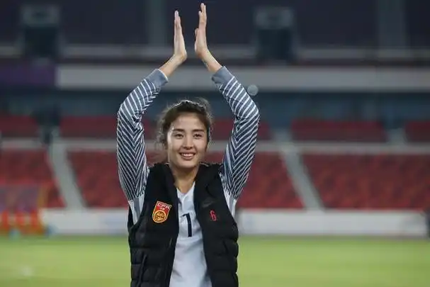 2023年4月14日,前中国女足国门,上海农商银行女子足球队队员赵丽娜在