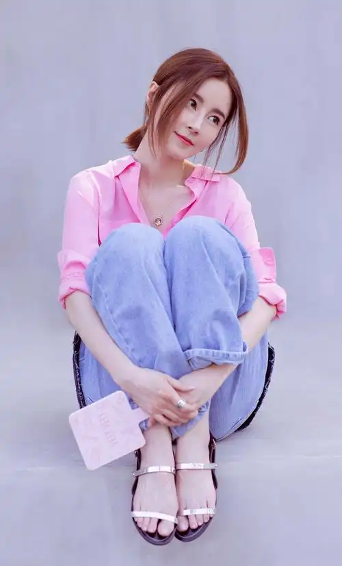 傅颖一组宣传美照,粉色衬衣搭配牛仔裤清新靓丽