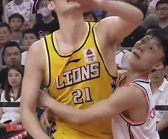 体育焕新季#徐杰的身高和对抗限制他的个人技术发挥,也导致徐杰在