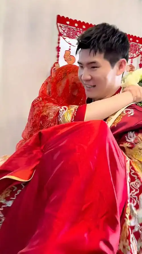 鲁南婚俗:新郎抱着新娘子上花车,一路不能脚沾地,寓意不带娘家财!