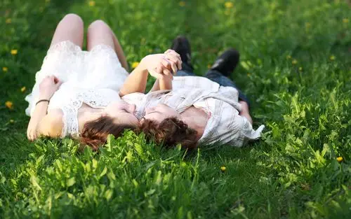 爱情,爱,love,甜蜜,草坪,牵手,繁华落尽愿与君老,心情爱情壁纸图片