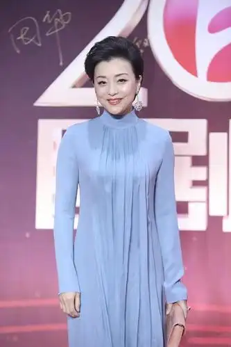 52岁杨澜真是不见老,一袭蓝裙清新又减龄,就是手臂有点胖了