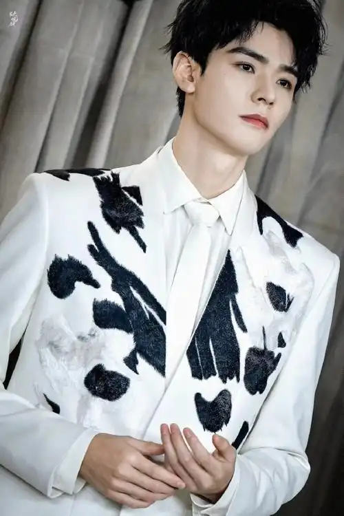 wu特别定制的客座编辑@龚俊simon人群中最亮眼大帅哥,186的身高,身材