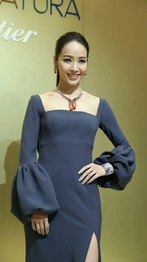 综艺女神侯佩岑不显老穿紫色礼服如少女气质不输伊能静