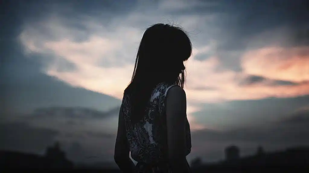 女生一个人的孤单图片