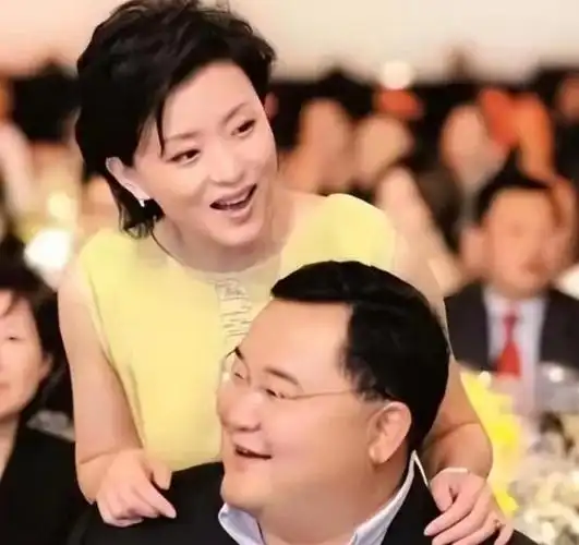 杨澜:成名后离婚,27岁再嫁百亿富豪,以貌取人不是