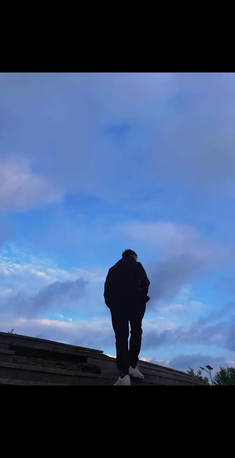 失去的过往就别在回头望#情感 #背影 #摄影 #热爱生活 # - 抖音