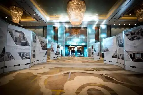 现场舞台灯光等的搭建,活动前期的推广宣传,以及发布会期间现场的布置