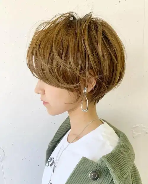 每一款都很经典关注《发型图片库》,每天分享好发型2022最火的潮短发