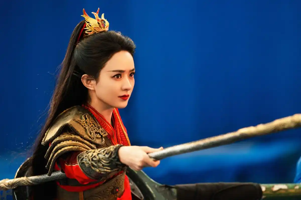 赵丽颖 铁甲金戈战意浓,红衣如火映苍穹.