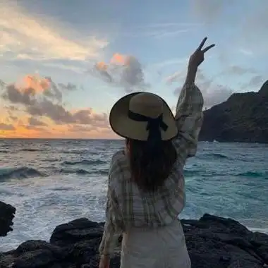 女生剪刀手背影头像高清青春阳光的唯美女生头像背影举剪刀手图