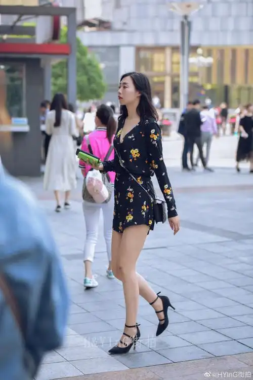 街拍[超话]#重庆观音桥街拍这身碎花裙装. 来自hying街拍 - 微博