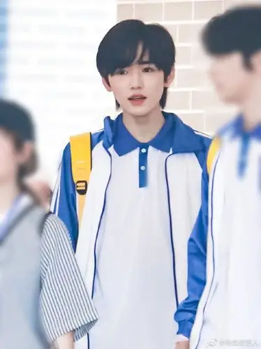 宋亚轩萌探高中学长造型来了!_高清图集_新浪网