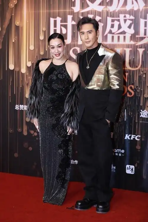 钟丽缇的身材穿礼服好美一袭裸色长裙好迷人和年下老公很般配