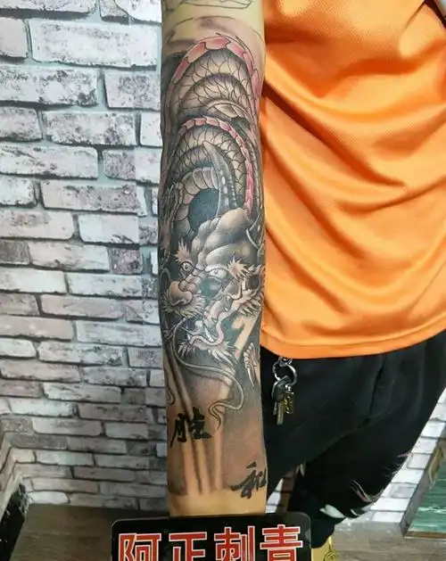 手臂龙纹身图片