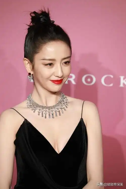 佟丽娅精致妆容丸子头黑色长裙珠光宝气