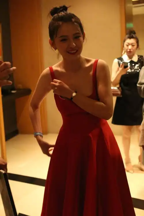 热依扎红色吊带长裙事业线傲人 与粉丝合影笑容甜