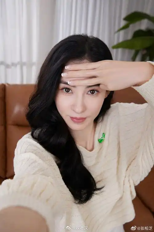 张柏芝单手测发际线自拍##张柏芝卷发适配度