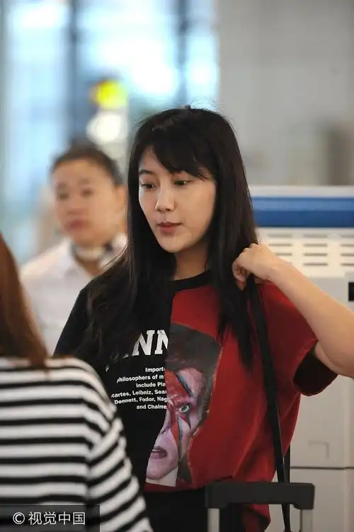 snh48李艺彤素颜机场秀大长腿撩发显清秀双手合十发呆