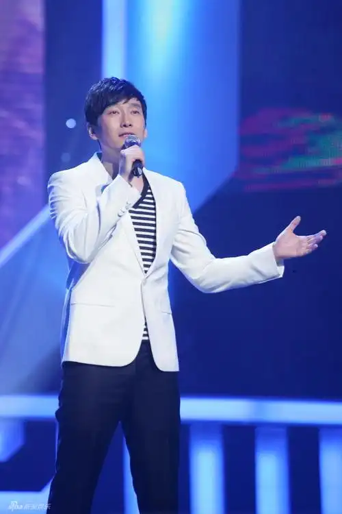 歌手满江现场激情献唱