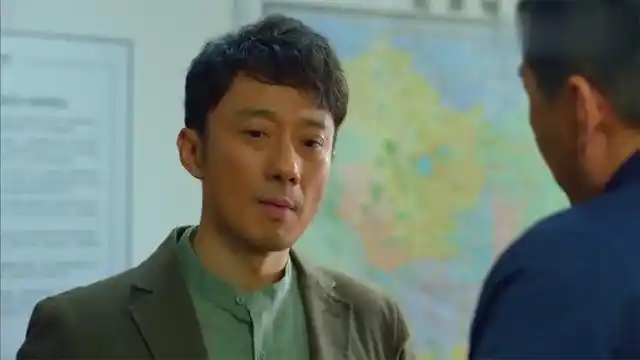 中国式关系大叔离婚才四十小时身边竟出现俩女人这也太快了