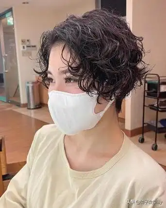 头发少脸盘大适合什么样的发型(脸大头发少适合什么发型)插图1