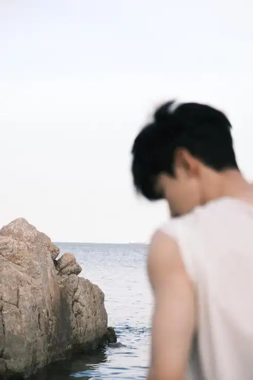 白敬亭 x mini bazaar 海边少年|白敬亭|少年_新浪新闻