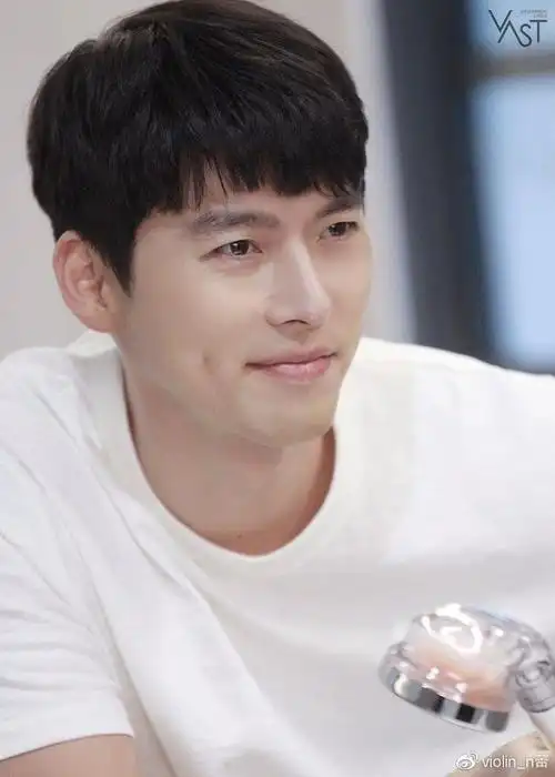 经纪公司也公开了不少幕后花絮,而玄彬精致的侧脸也引发了热议.