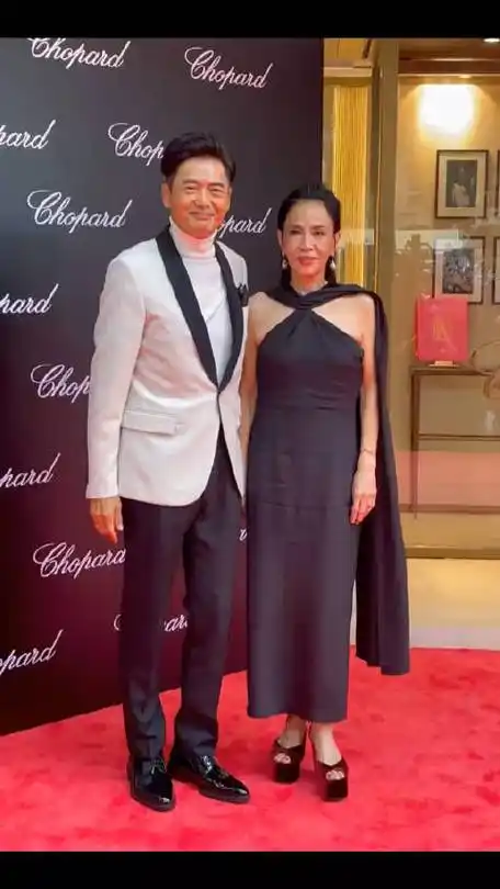 周润发携妻子陈荟莲亮相活动