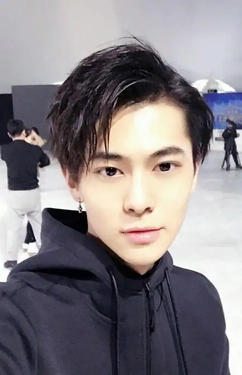 青你3练习生梁森光头造型曾和吴世勋合作期待表现