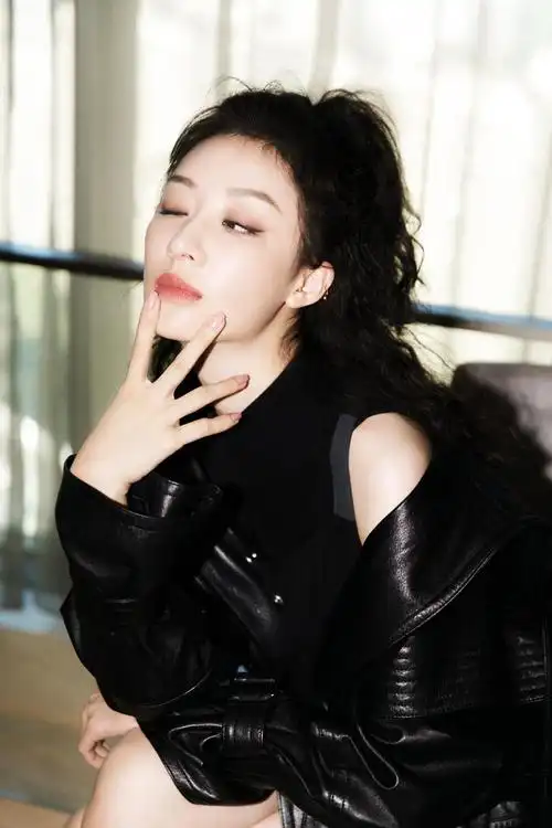 演员@孙佳雨_panda 朋克风写真露出!