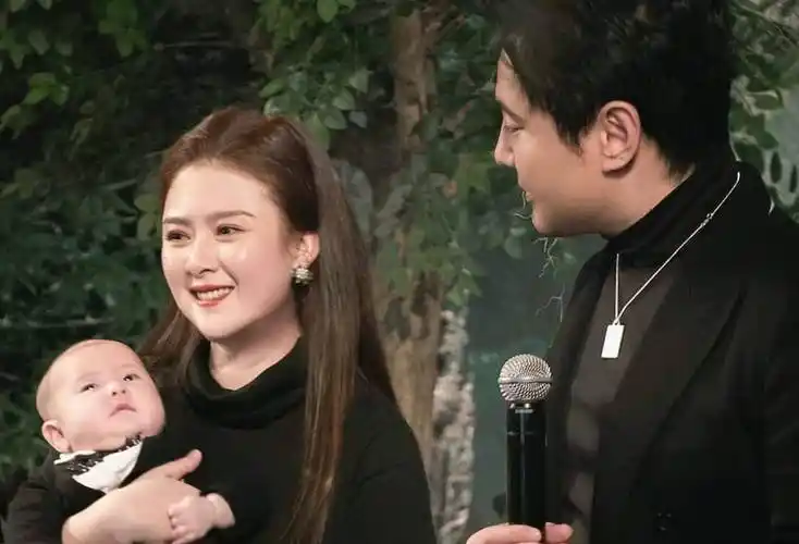 33岁首登舞台演小品走红,36岁演"夏洛"成名,老婆王琦也是演员_沈腾