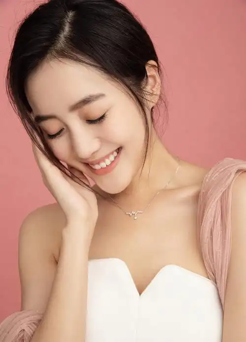 女演员王梓薇性感优雅时尚写真