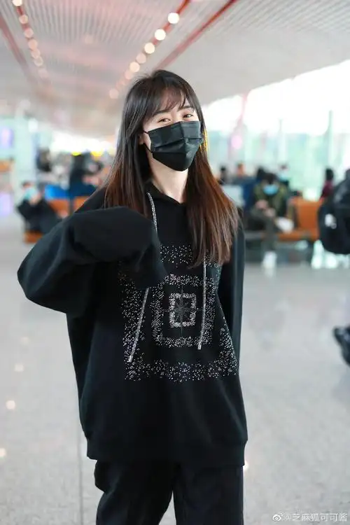 袁冰妍机场挥手把手藏起来把袖子挥起来终于等来了我们心心念念的事