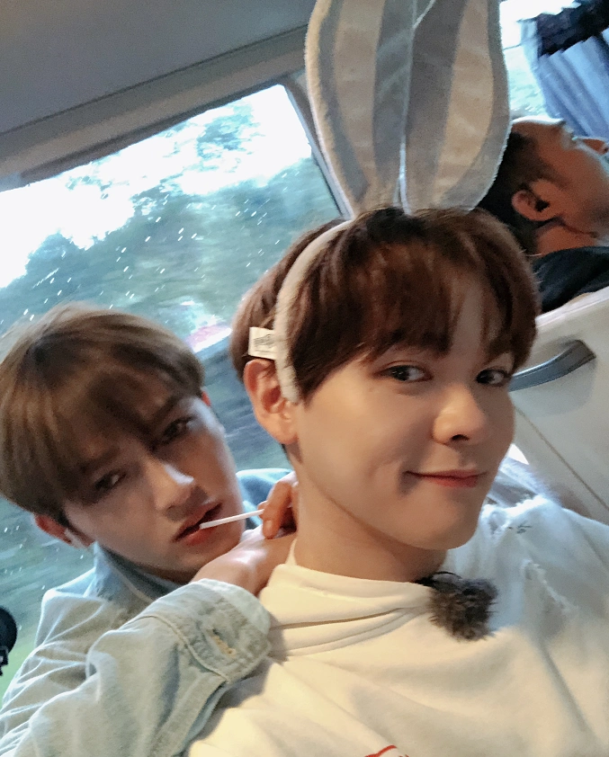 尤长靖晒照秒变小短腿,与朱正廷很亲密,图中的叔叔阿姨很抢眼