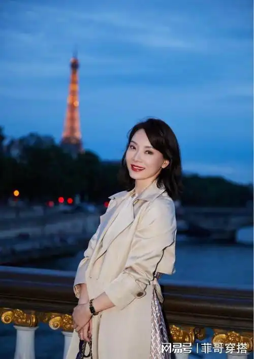 陈数带火了中年女性减龄穿搭连帽卫衣半身裙47岁美出新高度