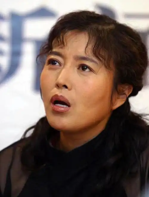 64岁丁嘉丽现状:满脸沧桑,不修边幅,年轻没管好下半身_腾讯新闻