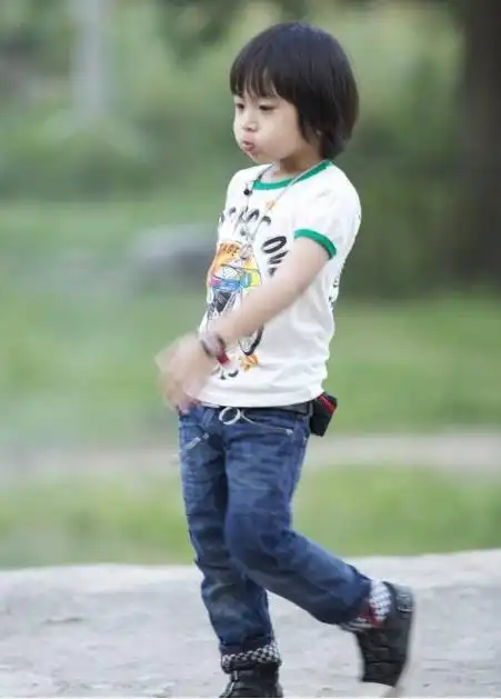 11岁kimi整容式长大颜值撞脸蔡徐坤看清近照想嫁