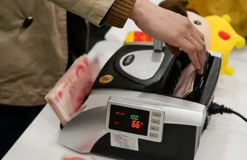 女主播炫富新招 直播坐豪车取百万现金