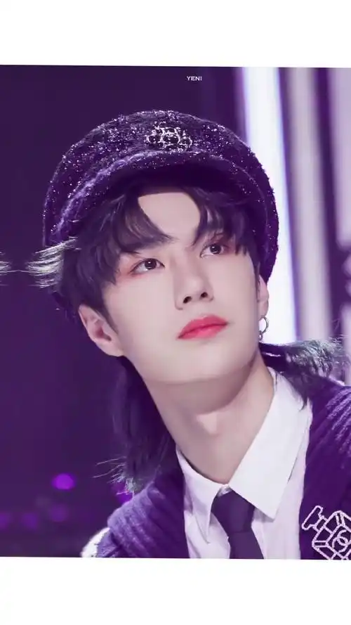 王一博 你是躺在我手机里的天空 你眨眨眼睛 就变成一颗星星落入我心