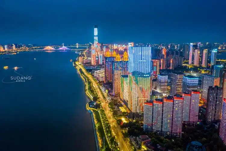 武汉这座大楼最终没有超越上海中心大厦!高475米,令武汉人惋惜