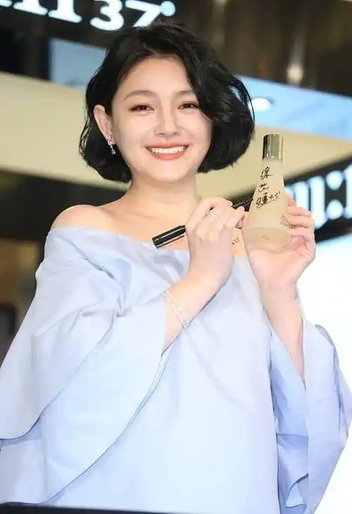 原创大s就算胖点也不影响颜值短发看着有点显老但气质仍然很高级