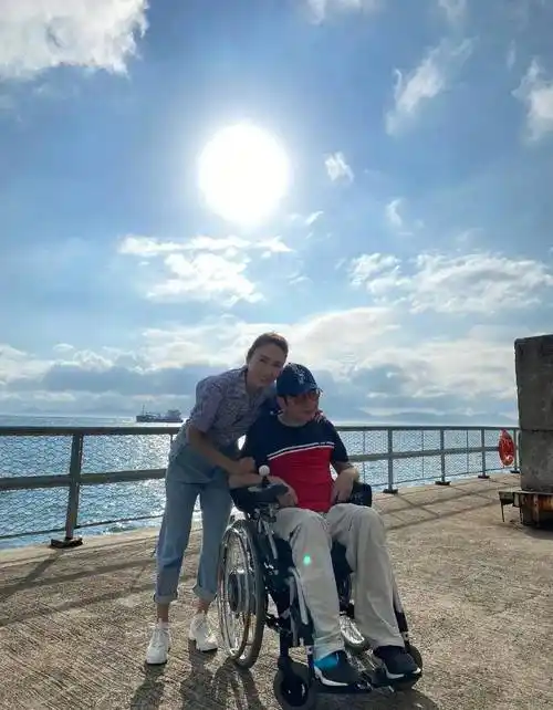 黎姿和家人出游温馨欢乐,对弟弟满是关爱,三个女儿活泼可爱_老公_时光