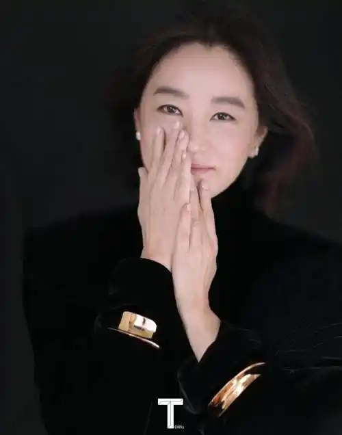 68岁林青霞近照曝光时隔8年再登杂志封面少了锋芒多了知性