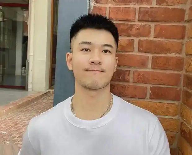 男生"两边剃短"发型超帅气,2024年剪这三款,尽显潮男范