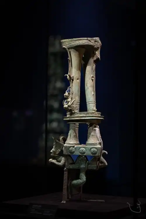 探秘三星堆#「商后期·青铜神坛」    这件青铜器是"跨坑"拼接而车哪