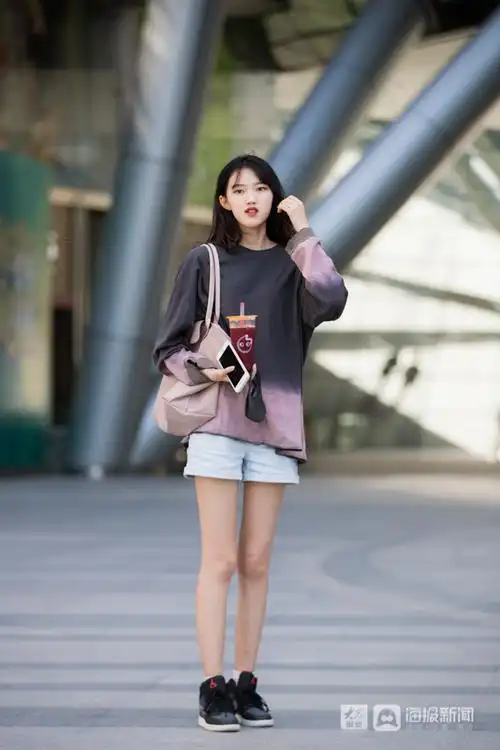 济南"跑步"入夏 街头靓丽着装成风景线