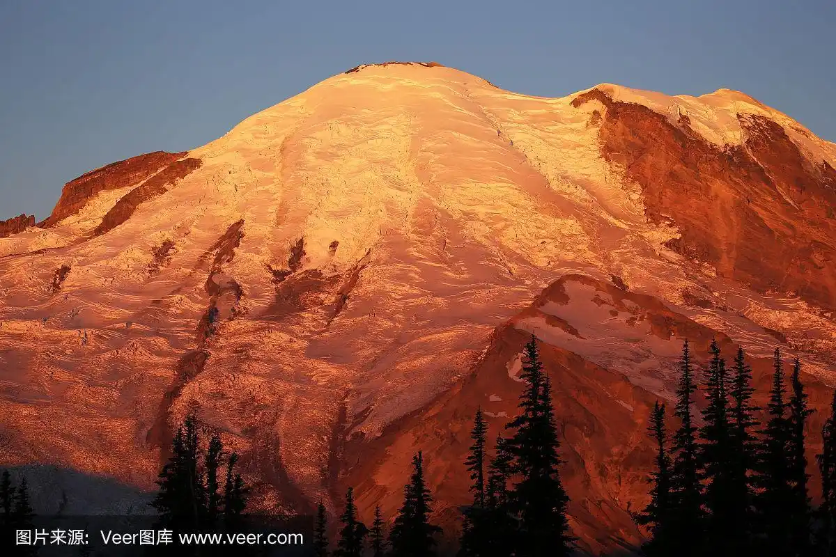 日出时的金色雷尼尔山