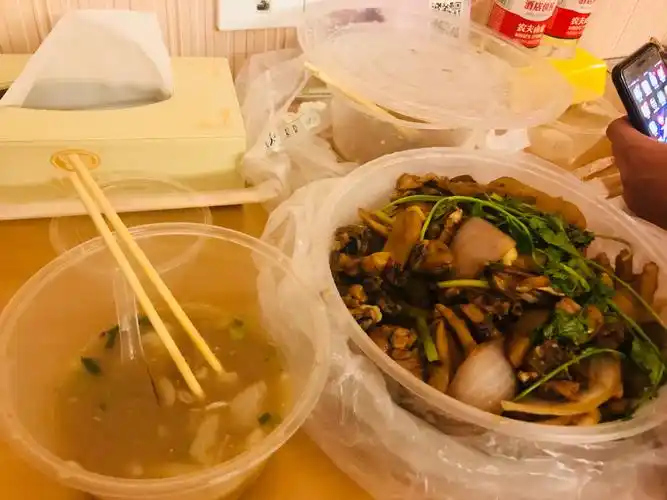 一句饿了大晚上的连着点了三份外卖,生怕我吃不饱似的,肯定是巴不得要